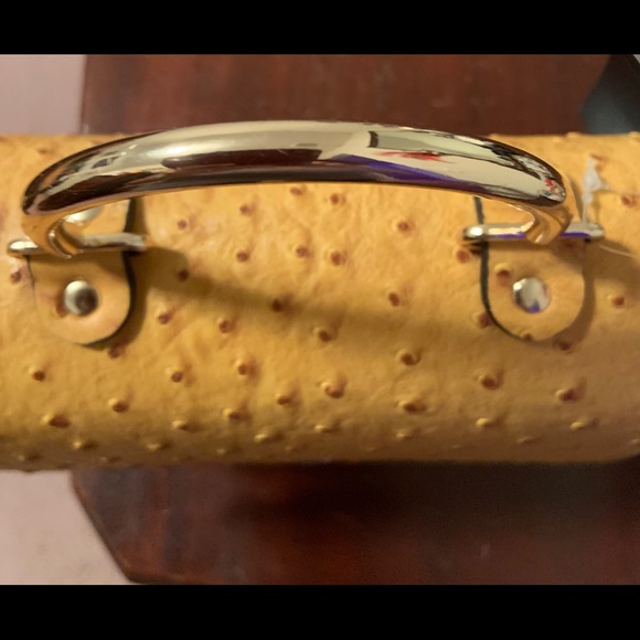 Small purse mustard color with gold accent handle - Picture 4 of 8